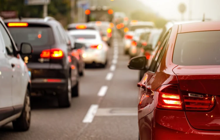 Carros em trânsito representando IPVA atrasado e protestado