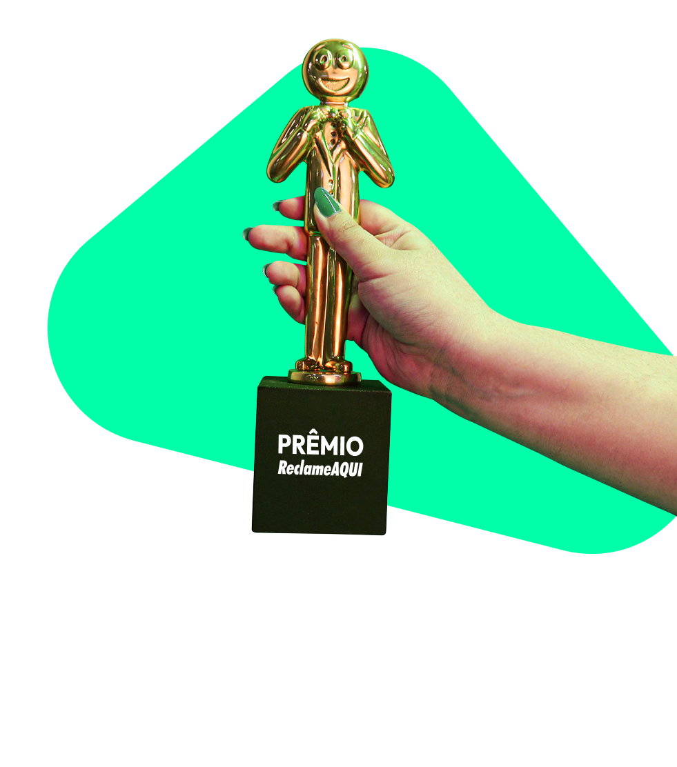 Mão segurando o troféu do Prêmio Reclame AQUI